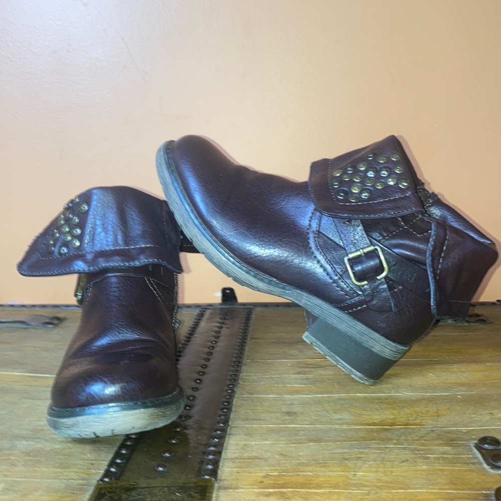 Bare trap brown boots